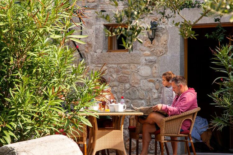 Le petit déjeuner de l'hôtel la Garenne peut être servi sur votre terrasse terrasse privative