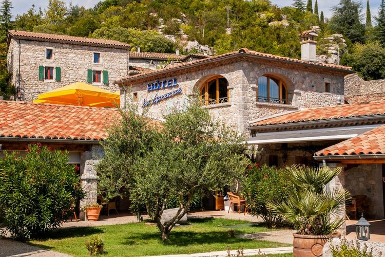 Hôtel 2 étoiles au coeur de l'Ardèche dans le village de caractère de La Beaume